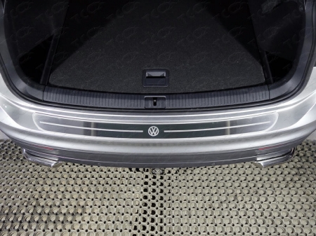 Volkswagen Tiguan 2017- Накладка на задний бампер (лист шлифованный логотип VW)	